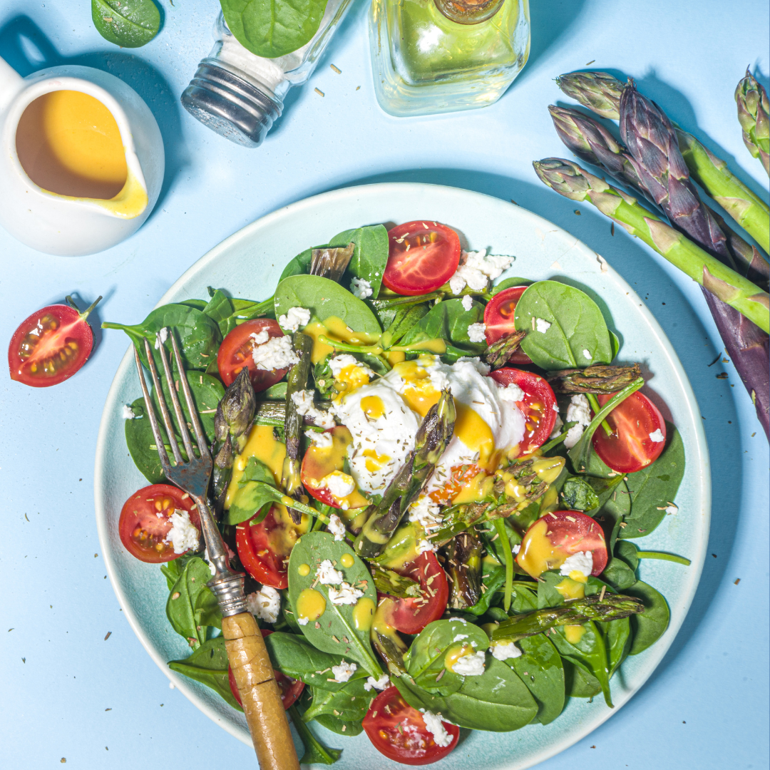 Spinach salad with cooked asparagus